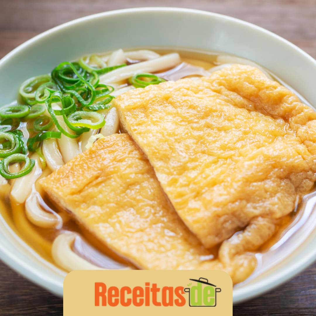 Kitsune Udon Sopa de Udon com Tofu Frito e Tempura
