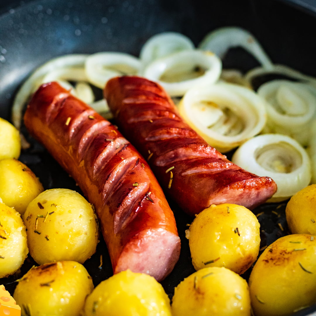 Linguiça Assada com Batatas e Cebola