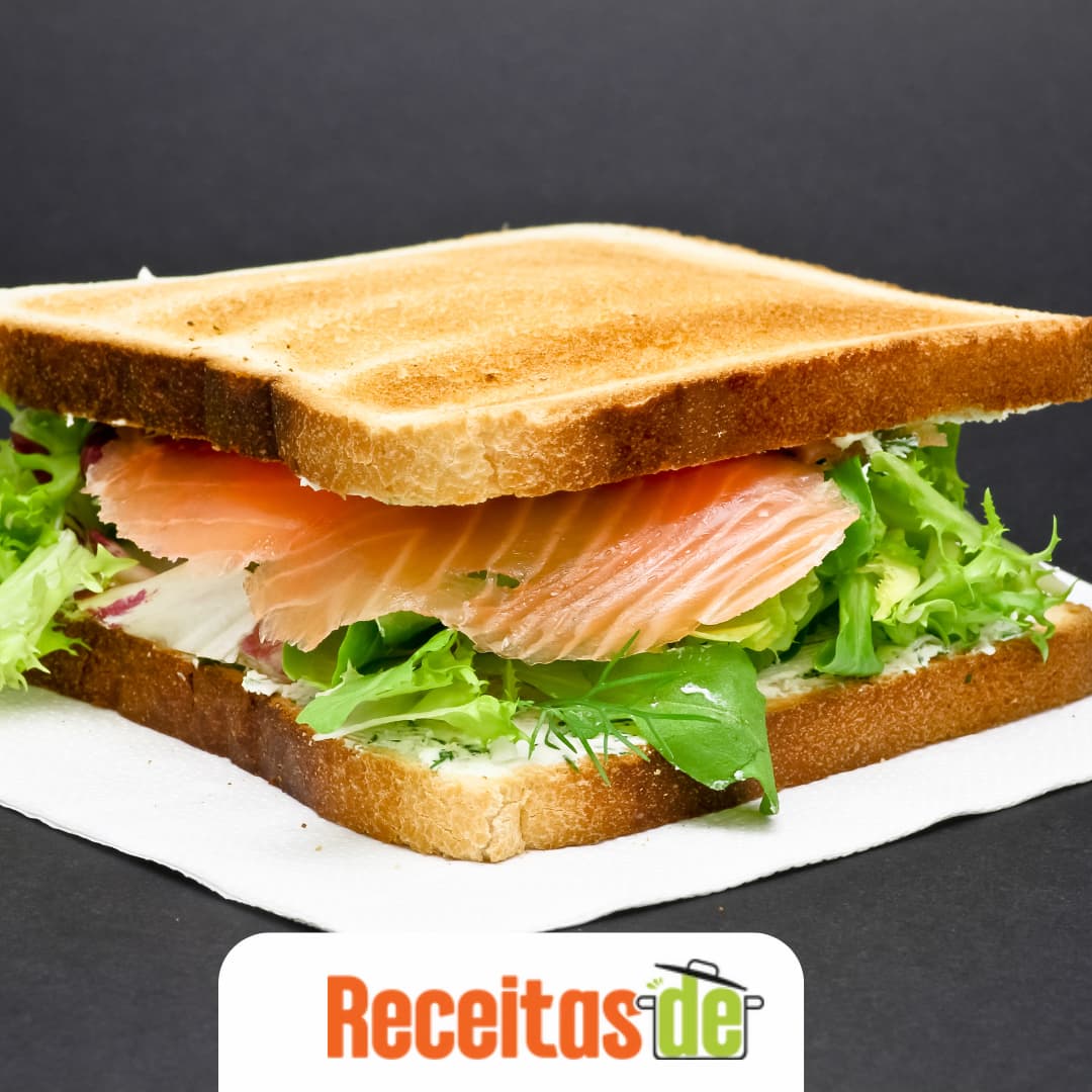 Sanduíche de Salmão Defumado com Cream Cheese e Picles