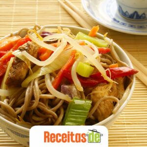 Soba com Legumes e Frango