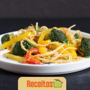 Udon com Frango e Legumes