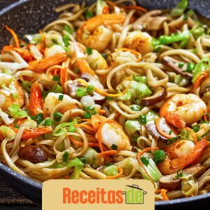 Yaki Udon com Camarão e Legumes