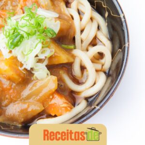 Curry Udon com Camarão e Legumes