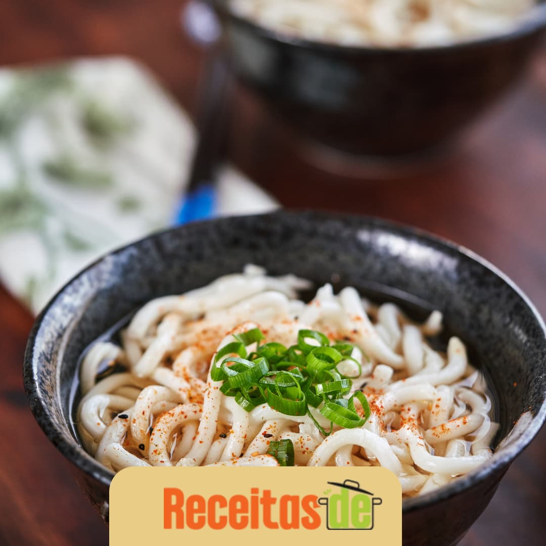 Kake Udon (Macarrão Japonês em Caldo)