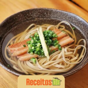 Okinawa Soba Sopa de Macarrão Japonesa com Sabor Único