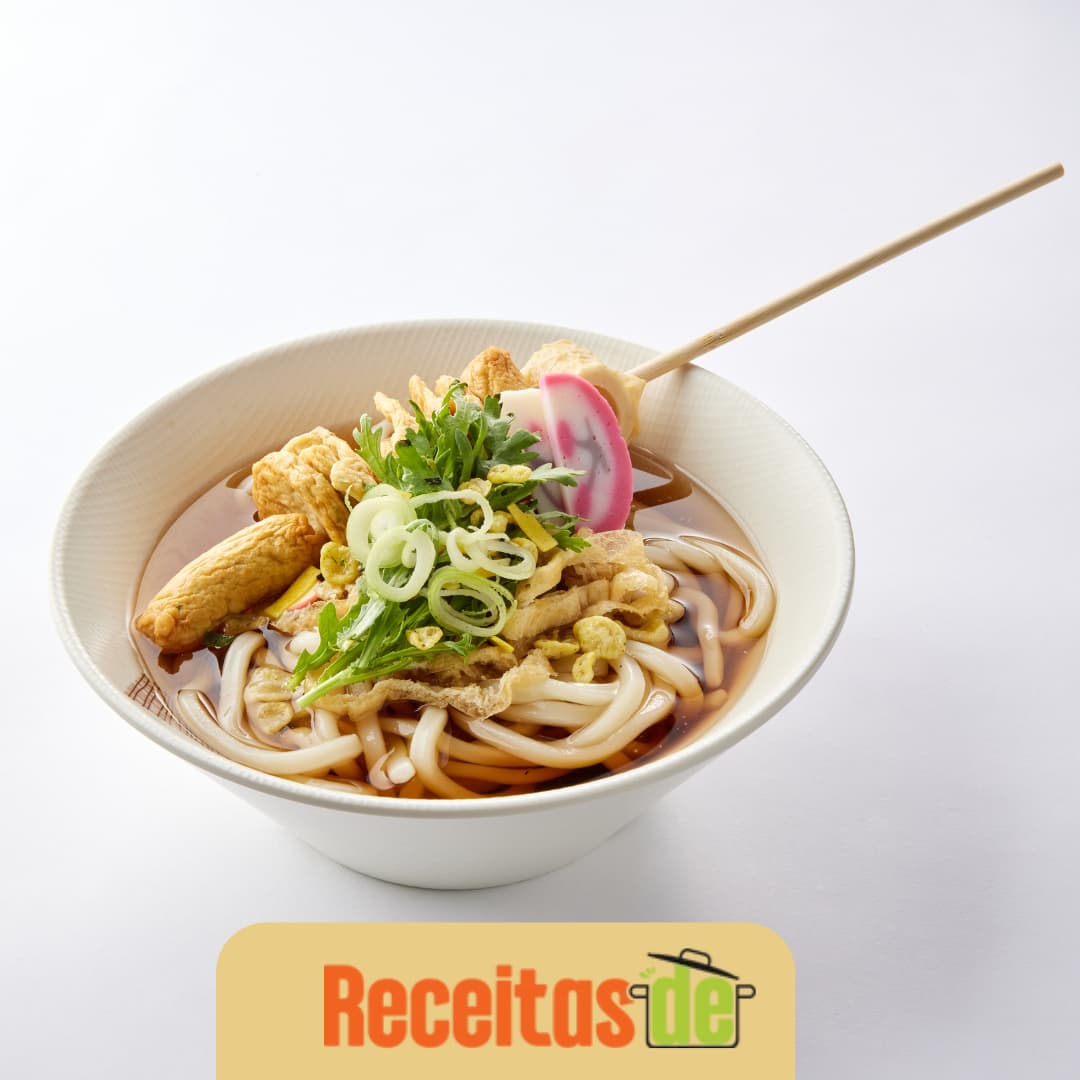 Kitsune Udon Sopa de Macarrão com Tofu Frito e Tempura