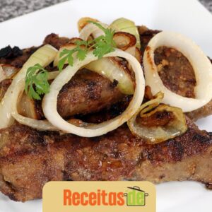 Fígado Acebolado com Batata Doce e Molho de Balsâmico