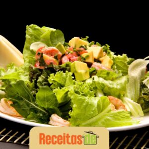 Salada Refrescante de Repolho e Abacaxi com Amêndoas