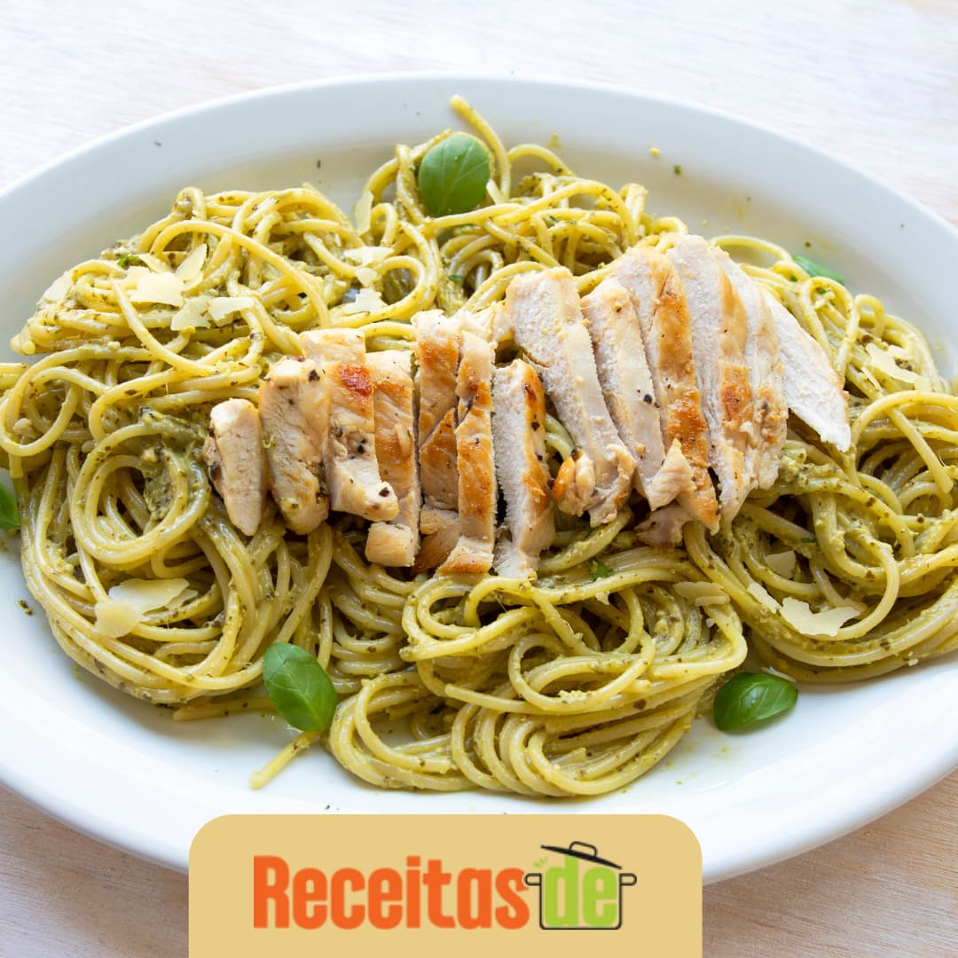 Macarrão com Frango e Pesto de Manjericão