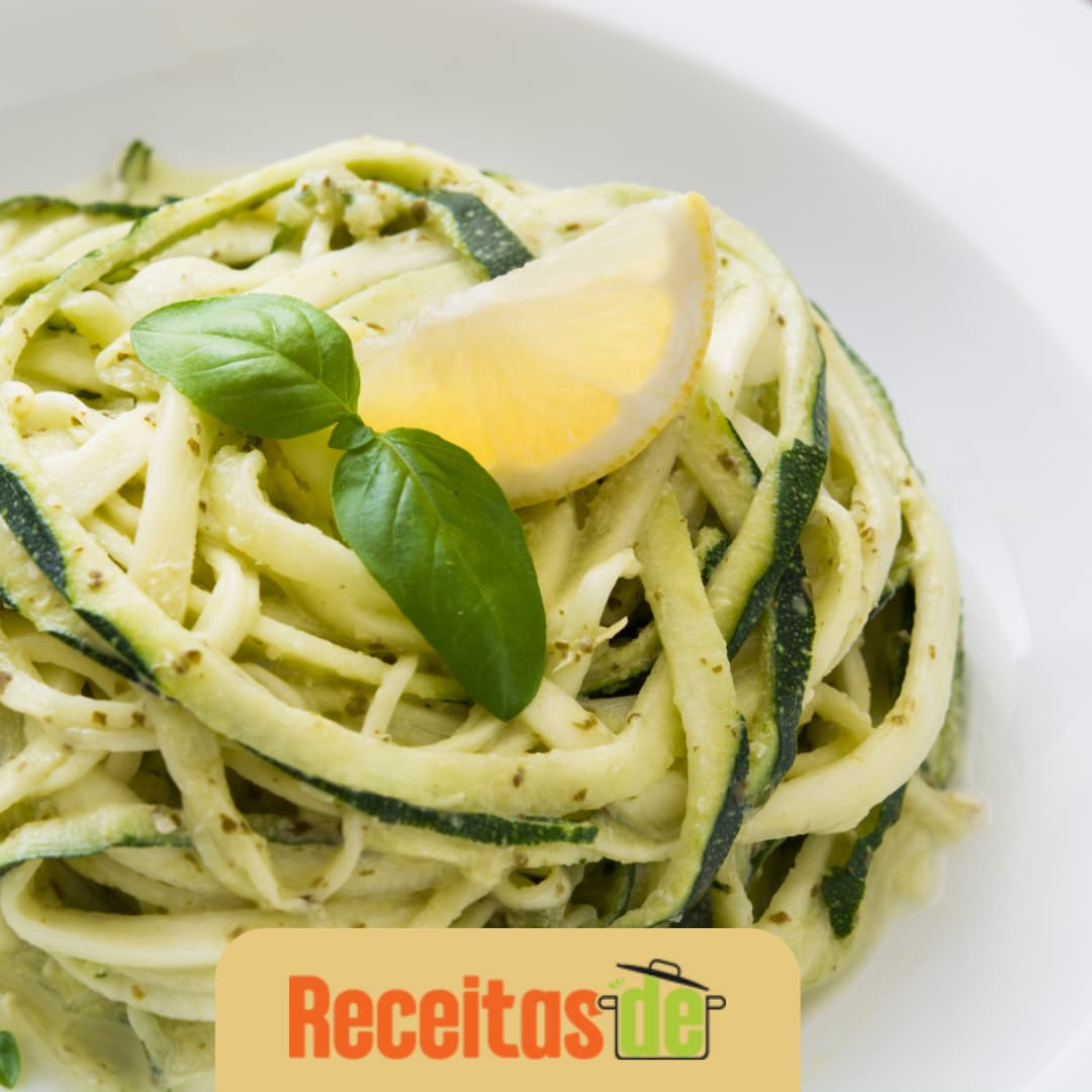 Macarrão de Abobrinha à Italiana com Pesto de Manjericão