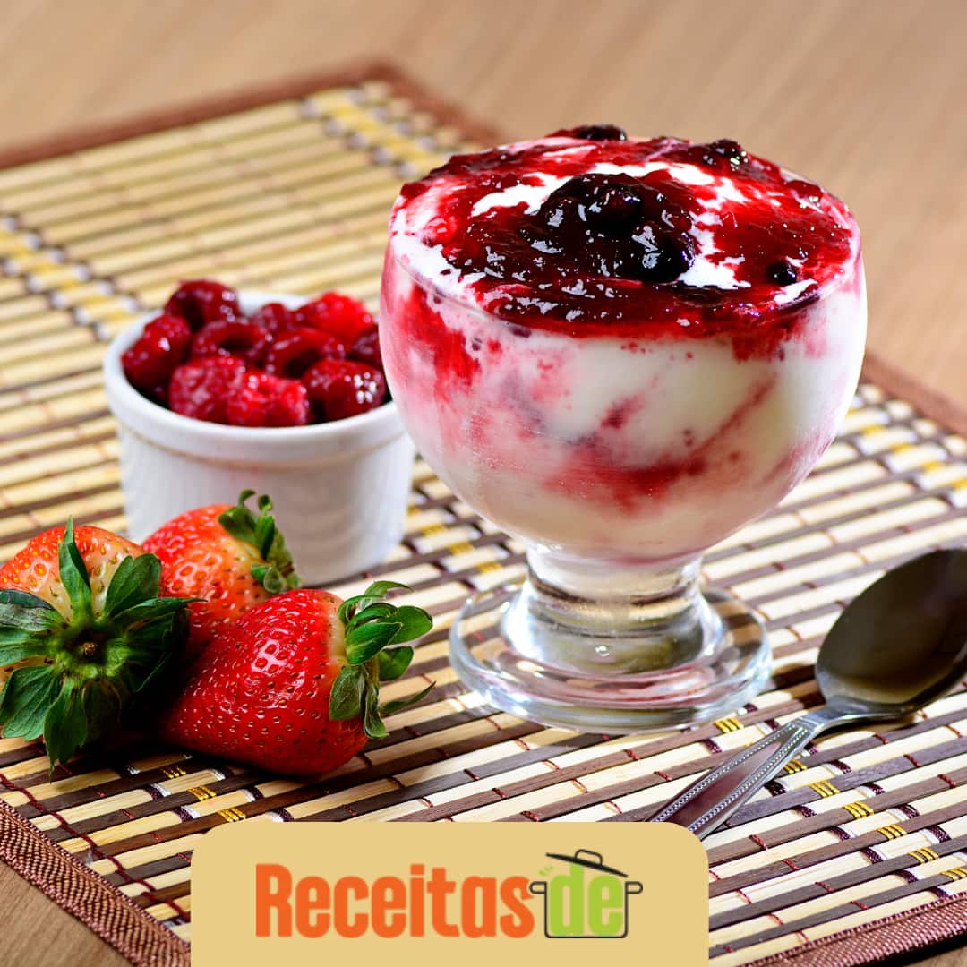 Receita de Iogurte Natural com Calda de Morango