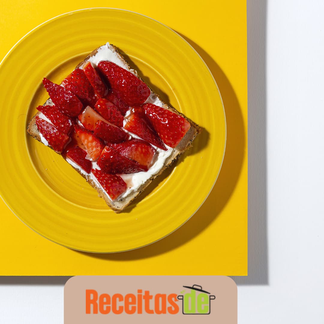 Toast de Creme de Queijo e Morangos Frescos