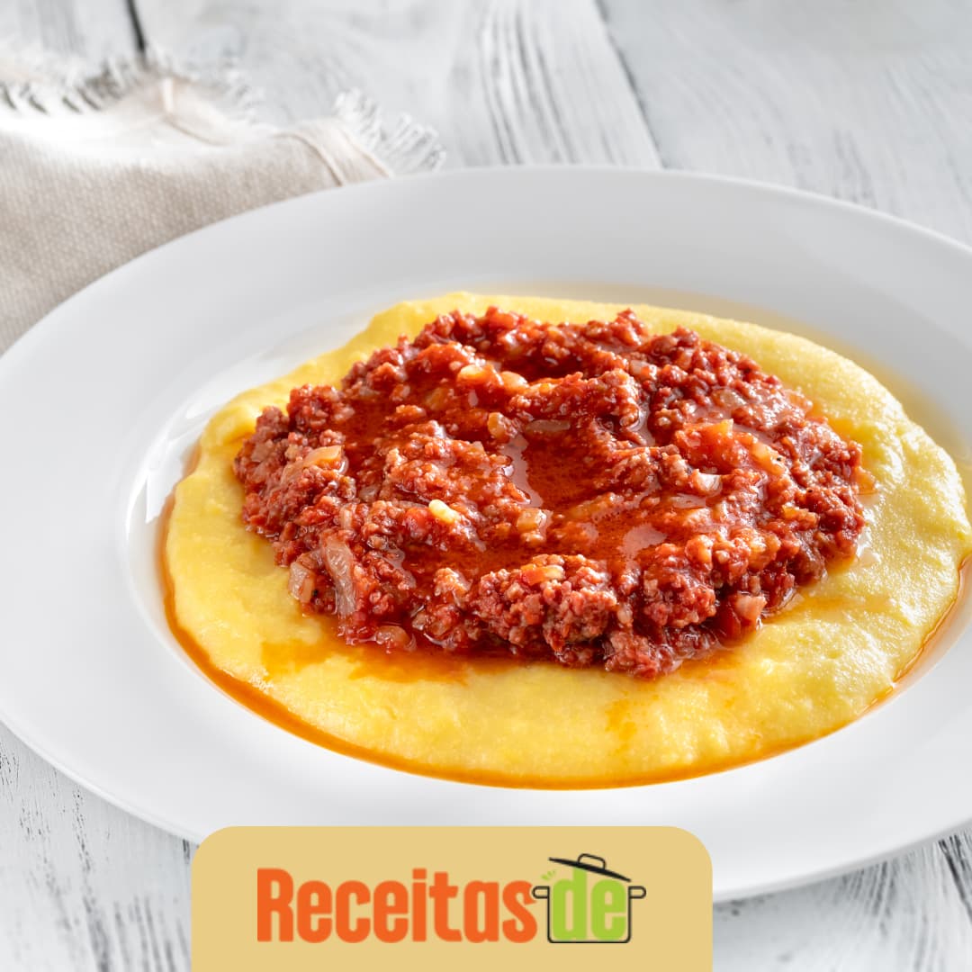 Polenta Cremosa com Molho de Carne Moída